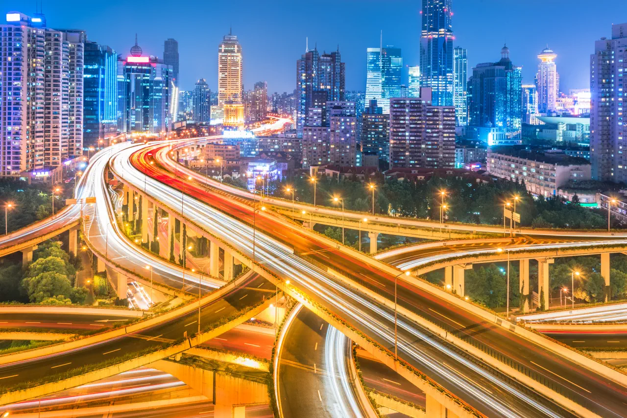 Beleuchtete Hochstra&szlig;en und Skyline von Shanghai bei Nacht