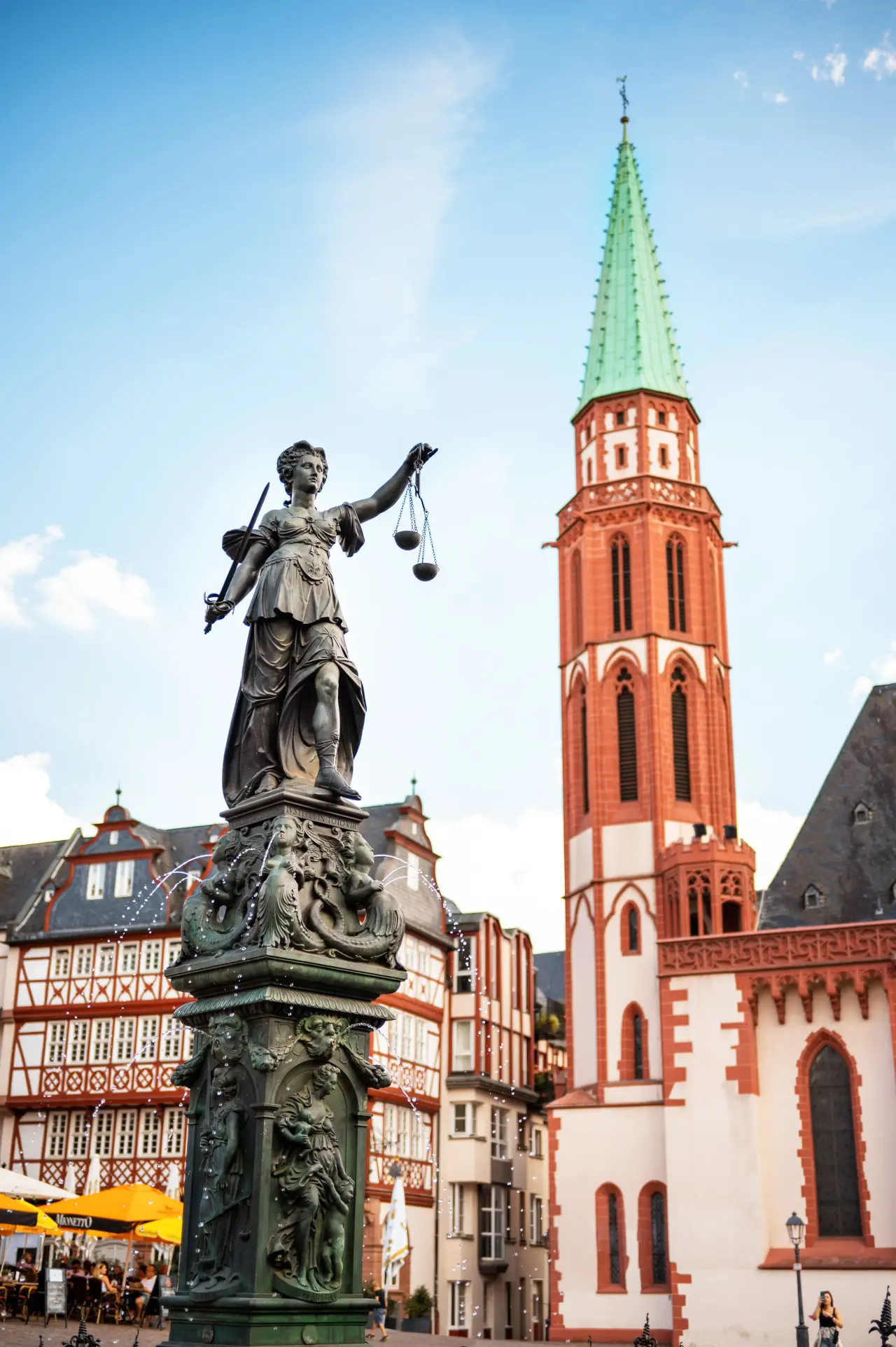 Justitia-Brunnen und Alte Nikolaikirche auf dem R&ouml;merberg in Frankfurt am Main